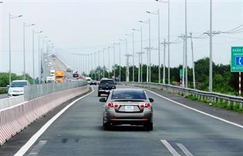 Vượt phải - nỗi lo thường trực của tài xế Việt